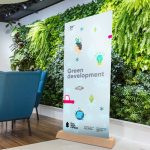 Duurzame kartonnen roll-up banner voor milieuvriendelijke promotiedoeleinden.