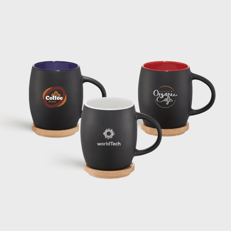 Keramische mok met houten onderzetter