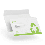 Gerecyclede enveloppen met groen recycle teken
