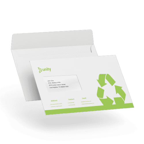 Gerecyclede enveloppen met groen recycle teken