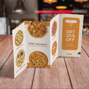 Zigzagvouw folder van een pizzeria met afbeeldingen van verschillende pizza's, zoals Original Pizza, Meat Pizza en Black Pepper Pizza. De folder biedt een promotie van 35% korting op de eerste bestelling en gratis bezorging bij een minimale besteding van $50. De folder heeft een aantrekkelijke lay-out met ronde afbeeldingen van pizza's en oranje accenten.
