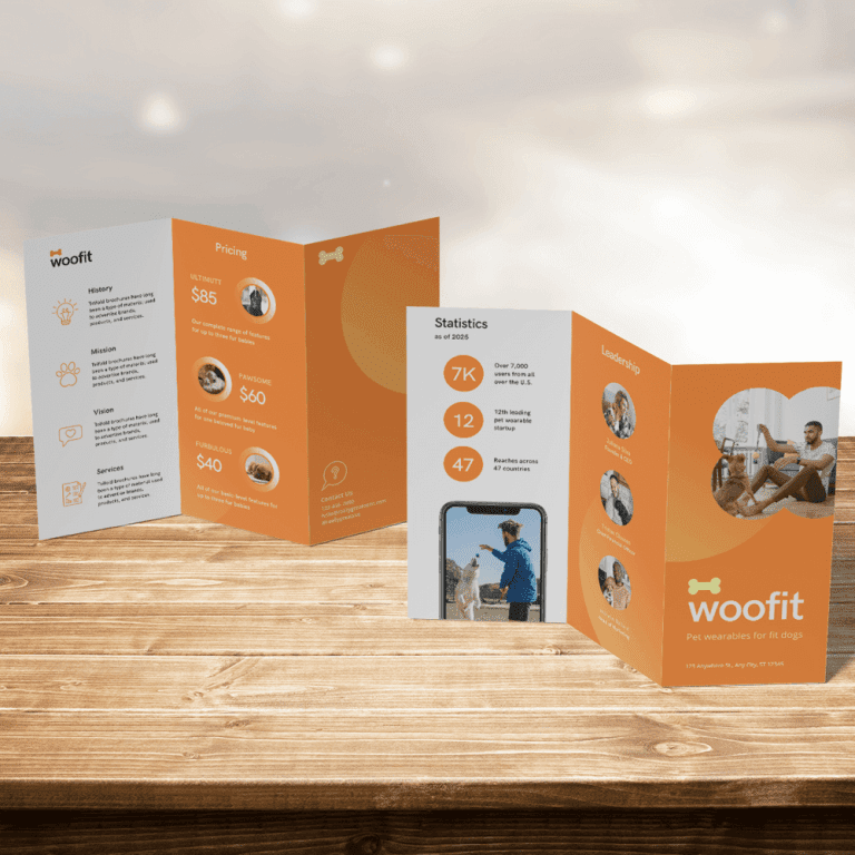 Zigzagvouw folders met bedrijfsinformatie op een houten tafel.