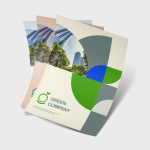 Duurzame flyers met een groen ontwerp, inclusief bosbeeld en informatieve iconen, gestapeld op een houten tafel.