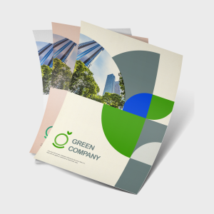 Duurzame flyers met een groen ontwerp, inclusief bosbeeld en informatieve iconen, gestapeld op een houten tafel.