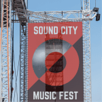 Speakerbanner voor promotie en aankondiging bij muziekevenementen.